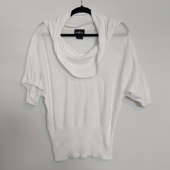 It's Our Time Tops - $$$ It's our time white scoop neck blouse S